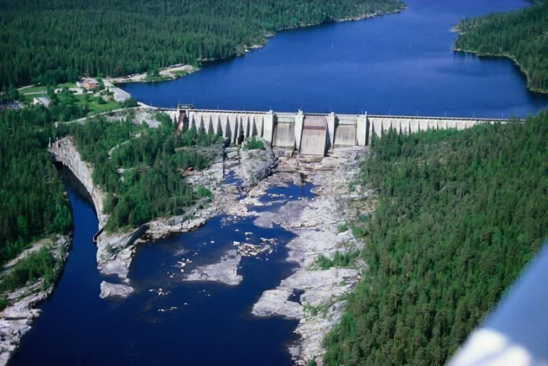 Läckage genom och under fyllningsdammar står för knappt hälften av observerade brottorsaker. Läckage kan leda till ett progressivt brott genom att tätkärnan eller dammen skadas.