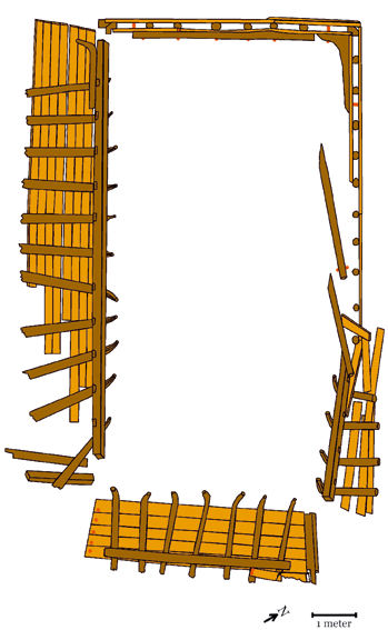 Fig 9. Planritning över Id 9. Ljusbrun färg markerar bordläggning. Mörkbrun färg markerar spant och intimmer. De röda markeringarna utgör järnförbindningar och är ej skalenliga.