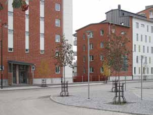 Bostadsområdet Öbacka strand har ansiktet vänt mot älven och ryggen mot planen framför Östra station.