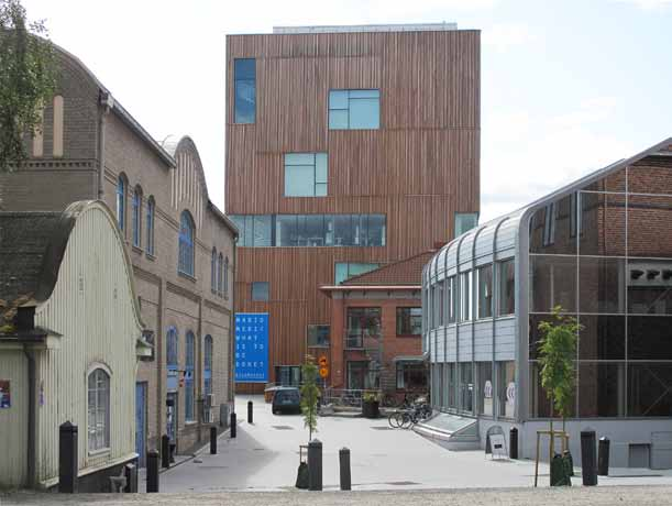 Kring en gemensam entrégård som nås från Östra Strandgatan ligger de nya byggnaderna för Arkitekthögskolan, Bildmuseet och Konsthögskolan.