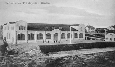 På fabriksområdet vid Umeälven, intill Jacobsson & Erikssons snickerifabrik, startade Egil Unander- Scharin 1910 en träsliperifabrik. I denna tillverkades pappersmassa under perioden 1910 54.