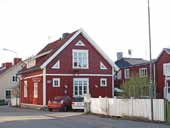 Laxen 46. Östra Strandgatan 32 Fabriksbyggnad för Umeå Träsliperi uppförd åt Egil Unander-Scharin. Fasad efter ritningar av Sigge Cronstedt 1909. Om- och påbyggd för Konsthögskolan i Umeå 1986.