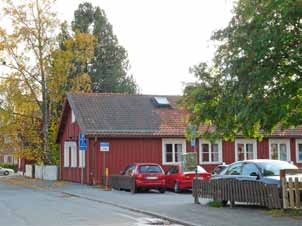 Trädgårdarnas grönska med gräsytor, buskar och stora uppvuxna träd vårdas och utvecklas. Till trädgårdsgångar och garageinfarter används i första hand grus.