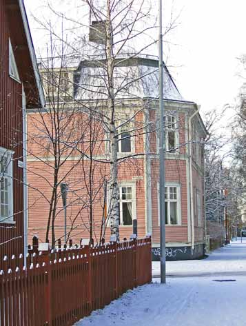 Här finns ett enfamiljshus i nationalromantisk stil omgivet av en vacker trädgård, ett nationalromantiskt tvåfamiljshus, f d församlingslokaler för Baptistkyrkan och ett ståtligt herrgårdsliknande