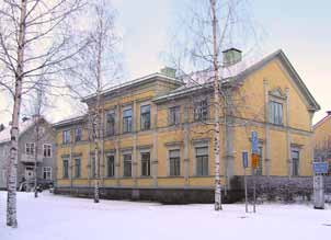 Tegelimiterande plåt är olämplig i denna välbevarade sekelskiftesmiljö. Fasadernas liggande fasspontpanel samt knutar, horisontella listverk, foder och snickeridetaljer bibehålls och underhålls.