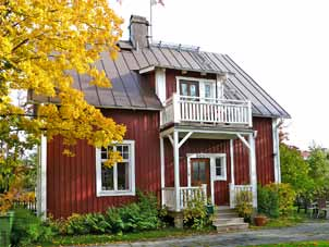 Husen var envåningshus med lägenhet för ägaren i bottenvåningen och vindslägenhet för uthyrning.