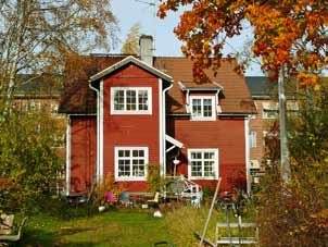 Som takmaterial väljs material lika befintliga; lertegel där sådant förekommer, skiv- eller bandtäckt plåt där sådan finns och papp på de få hus som har detta material.