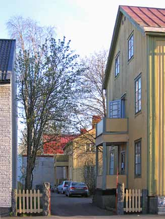 Detta hus ingår i ett värdefullt stadsparti kring korsningen Skolgatan/Döbelnsgatan.