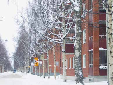 18 Flerbostadshus i tegel utmed långgatorna, 1950- och 1960-tal samt 1990-tal Vy från Skolgatan västerut. Gårdsmiljö.