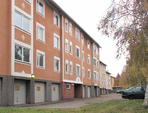 HSB under sent 1960-tal. Tre av husen är sammanbyggda men sidoförskjutna och bildar front mot Östermalmsgatan i norr.