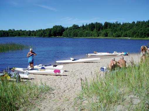 och bada vid fi na sandstränder, se en massa fåglar, djur och växter samt