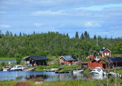 Här finns många vikar, gammelskog, klipphällar, klapperstensfält och tjärnar.