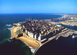 Saint-Malo Saint-Malo är känd för sin pittoreska stadskärna där den gamla staden är omgärdad av en stadsmur. Vindlande gränder och härlig atmosfär gör att staden är ett populärt turistmål.