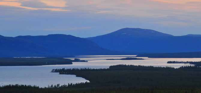 Många av gårdarna är ursprungligen samiska nybyggen (Riksantikvarieämbetet, 2016). Fortfarande bor det många samer i dalgången där Vapstens sameby bedriver renskötsel, och även andra samer äger renar.
