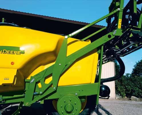 700/700i-serien bogserade sprutor 7 Inbyggd precision och effektivitet Det innovativa John Deere parallellogramsystemet med Z-länkage, där rampen är placerad alldeles bakom sprutan, innebär