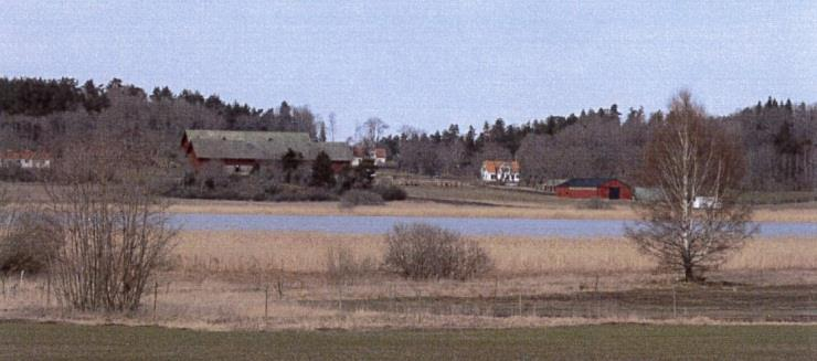 ÖSTERÅKERS KOMMUN SAMRÅDSHANDLING 15(50) Näs gård med dess byggnader sedd från Svinningevägen. Foto: Tyréns Ladorna har numer ingen funktion utan är överloppsbyggnader.