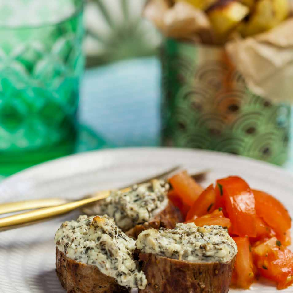 FETAOSTGRATINERAD FLÄSKYTTERFILÉ med klyftpotatis och tomatsallad 4 port.