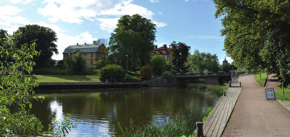 Free fishing with handheld gear Fishing with handheld gear is free along the Swedish coast, lake Mälaren and lake Hjälmaren for both citizens and visitors.