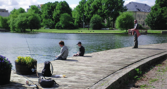 ESKILSTUNA ESKILSTUNAÅN Gasverksbron Faktorigatan ESKILSTUNA Eskilstunaån Nybron ABBORRE, BRAXEN, GÄDDA, HARR, MÖRT, REGNBÅGE, SARV, SUTARE, ÖRING Rullstolstillgängligt (brygga vid Smörparken)