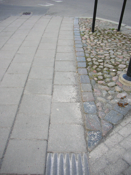 För att personer med rullande förflyttningshjälpmedel skall kunna korsa gata skall det finnas en avfasning av trottoarkanten på minst 90 cm bredd enligt BFS 2011:13 HIN 2.