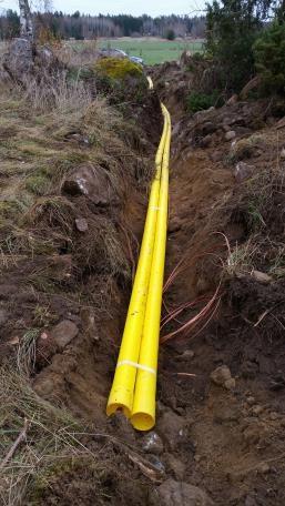 Stensättningen Rasbo 329:3 låg närmast, men ändå på motsatt sida från kabelschaktet. Ett cirka 120 meter långt schakt grävdes. Jordarten utgjordes av morän.