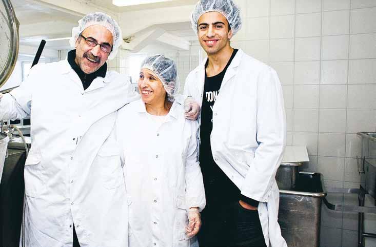 EN TEMATIDNING FRÅN SYDSVENSKA DAGBLADETS FÖRSÄLJNINGS AB 9 Foto: Martin Olson Mohamad Godeh och hans fru Samar startade osttillverkningen hemma i köket.