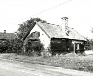 Här bodde torparen Lars Persson med familjen i mitten på 1800-talet. T.v. skymtar det senare byggda huset.