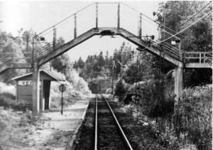 Vega hållplats med väntkur och plåtstins. När Nynäsbanan kom till i början på förra seklet fanns 13 stationer mellan Nynäshamn och Älvsjö. En av dessa var Österhaninge, bytte namn 1913 till Handen.