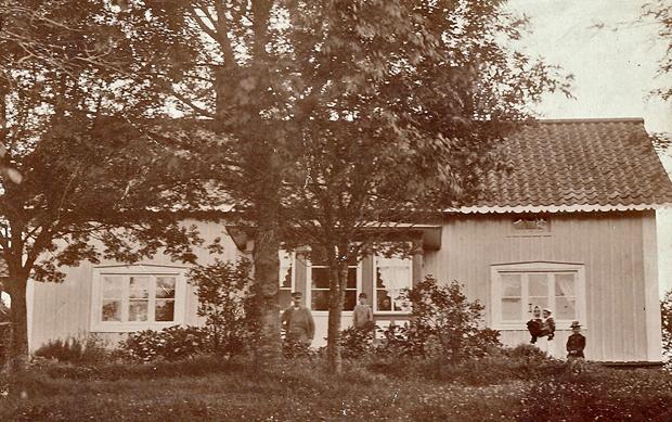 1400-talet och via några Tottar och Falkenbergare hamnar gården 1827 under Sandemar och släkten