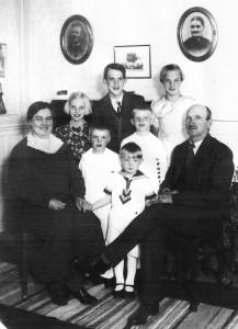 Familjen Israelsson i salen på Hesslingby i slutet på 1930-talet. Matilda och Axel, däremellan i övre raden Solveig, Karl-Axel och Anna och nedanför bröderna Gustaf, Bengt och Erik.