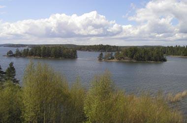 Du bor i charmiga småstaden Askersund vid Alsens strand och hittar på armlängds