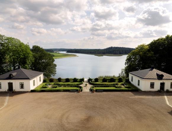 Dag 1 Stjernsunds Slott och Prinskullen Slottet ligger vackert belägen på en udde i Alsen och har en mycket välbevarad inredning från 1850-talet, vilken visas av slottets kunniga guider.