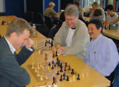 Foto: Lars Grahn Tiger Hillarp-Persson och Luis Couso i en lustfylld efteranalys. Lars Karlsson assisterar. 48.Kf4 Sg7 49. Sf6 Kd8 50.Kg5 Ke7 51.Sxh5 Sxh5 52. Kxh5 f5 53.Kg5 Ke6 54.Kf4 Kf6 55.