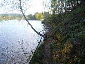 Vid den södra kanten av viken går en stig upp till Kvarnbäcken och den gamla kvarnen i bäcken.