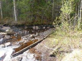 att placera ut en struktur i vattnet mot isens nötningar. Strukturen placeras så långt ut i viken som möjligt, mot Umeälven.