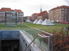 (Se perspektiv på nästa sida). Mezzaninen ligger c:a 7,5 meter över plattform. Stora och öppna mezzaninplan skapar överblick och orienterbarhet.