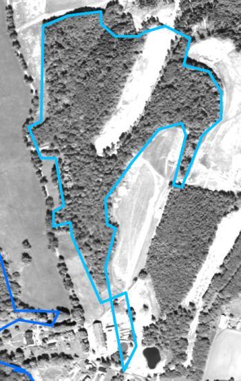 Golfbanan både ligger intill och upptar stora delar av området. Nya utvidgningar håller på att göras. I omgivningen ligger åkrar, granskog och en bit bort Yttre Åsunden.