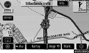 AVANCERADE FUNKTIONER (e) Välja RDS-TMC-station Systemet väljer automatiskt en station som sänder RDS-TMC-information baserat på signalstyrkan. Det går också att manuellt välja en RDS-TMC-station. 1.