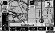 GRUNDLÄGGANDE FUNKTIONER Skärmkonfiguration EN KARTA Det här är den vanliga kartskärmen. Om en annan skärm visas kan du visa skärmen med en karta genom att trycka på.