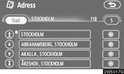 SÖKA RESMÅL (b) Välj en stad att söka SKRIVA IN ETT STADSNAMN 1. Tryck på Skriv in stad. Tryck på Stad. 2. Skriv in namnet på staden. Sökning via en ort kan utföras på fyra olika sätt. 1. Skriv in stadens namn 2.