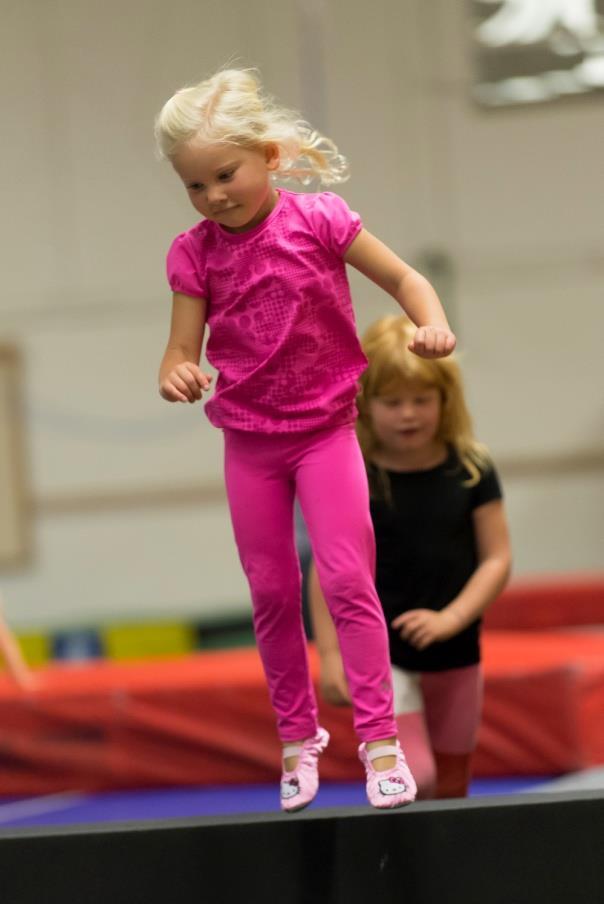 Trivselregler för Gymnastikens Hus 1. Skor placeras i skohyllan i entrén. 2. Kläder hängs på krokar i omklädningsrummen. Värdesaker kan låsas in i skåp i träningshallen. 3.