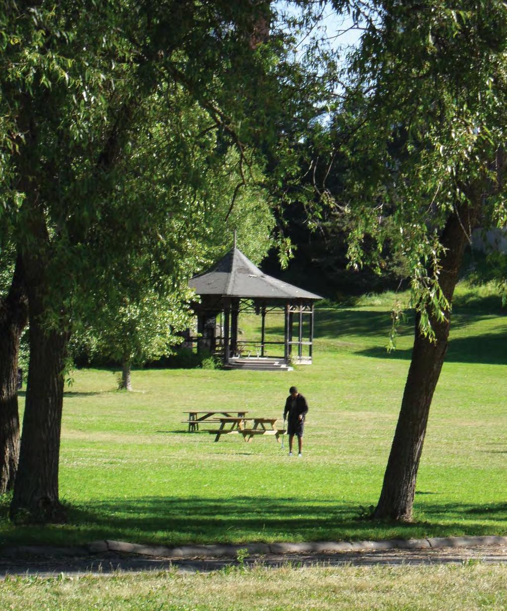 Parkplan Parkplanens övegripande mål är att det ska finnas attraktiva, trygga och tillgängliga parkmiljöer i Huddinge kommun inom rimligt avstånd från bostaden.