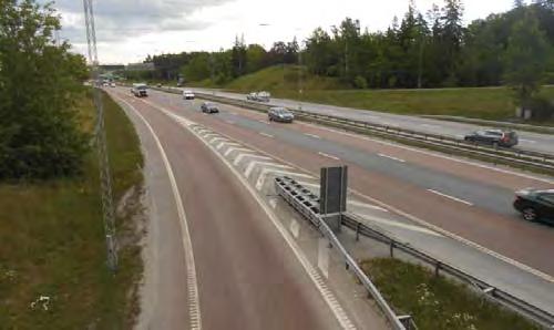 väster om motorvägen. Men flödet av människor mellan områdena begränsas i stor utsträckning av barriären.