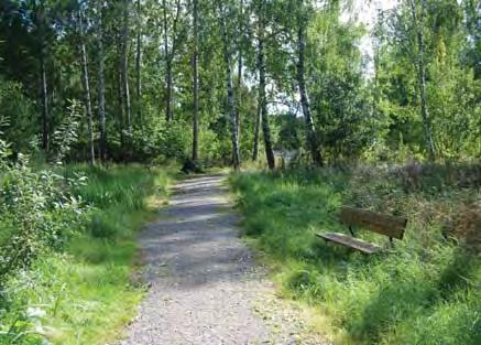 Huddingevägen Parken gränsar till centrumbebygelse och villaområden.