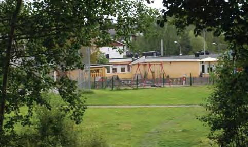 skogsterräng. Parkområdet omges av radhusbebyggelse och gränsar till förskolan Gullvivan.