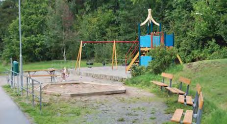 Parkområdet omges av radhusbebyggelse och villaområden. Området är planlagt som park bl a enligt Stadsplan för Vänhemsområdet från 1958.