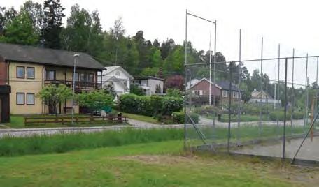 En del ligger vid Långkärrsvägen och den innehåller en grusad bollplan och en lekplats med bänkar.