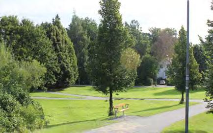 Ca 1,6 ha Parken består av stora kortklippta gräsmattor och med några få höga parkträd. En lekplats ligger i den norra delen. I mitten ligger en grusad bollplan.