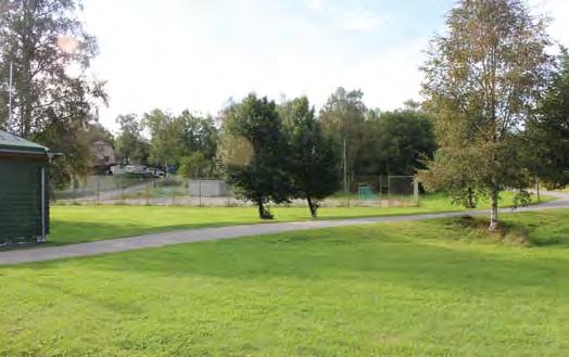 Från parken finns en järnvägsundergång, vilket gör att det är lätt för boende på andra sidan av järnvägen att nå parken. Det finns belysning i parken.