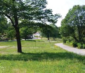 Huddinge kommun äger marken på kommunens sida. Stockholm Stad äger marken närmast sjön (blåmarkerad på kartan).